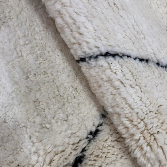 Beautiful Beni Ourain Handwoven Rug 8'.2"x5'.2" -Pure Wool Carpet- Free delivery - Picture 3 of 6